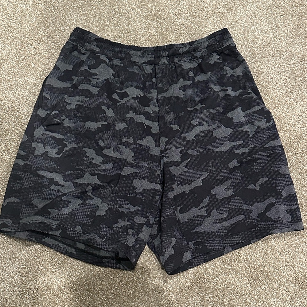 Lululemon Men’s Size Medium no liner Pace Breaker shorts